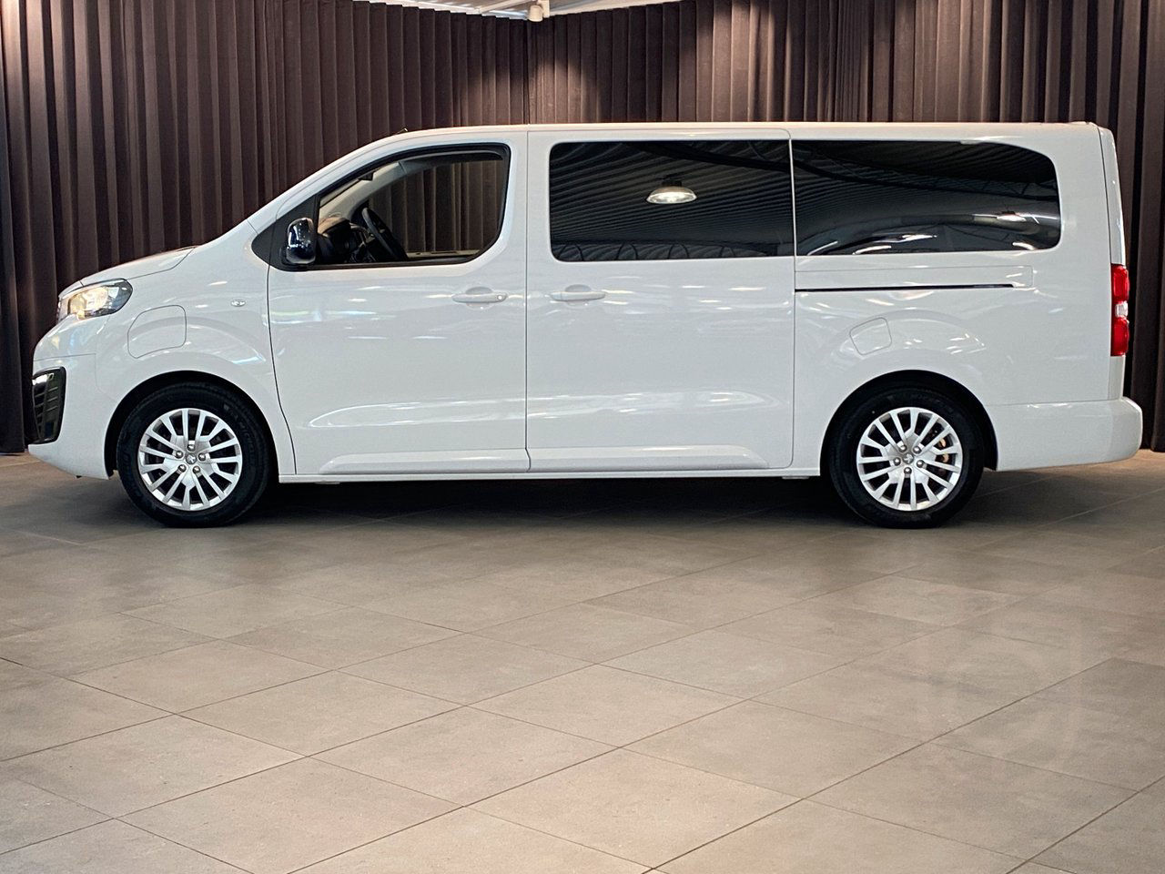 Peugeot Traveller e-TRAVELLER BUSINESS L3