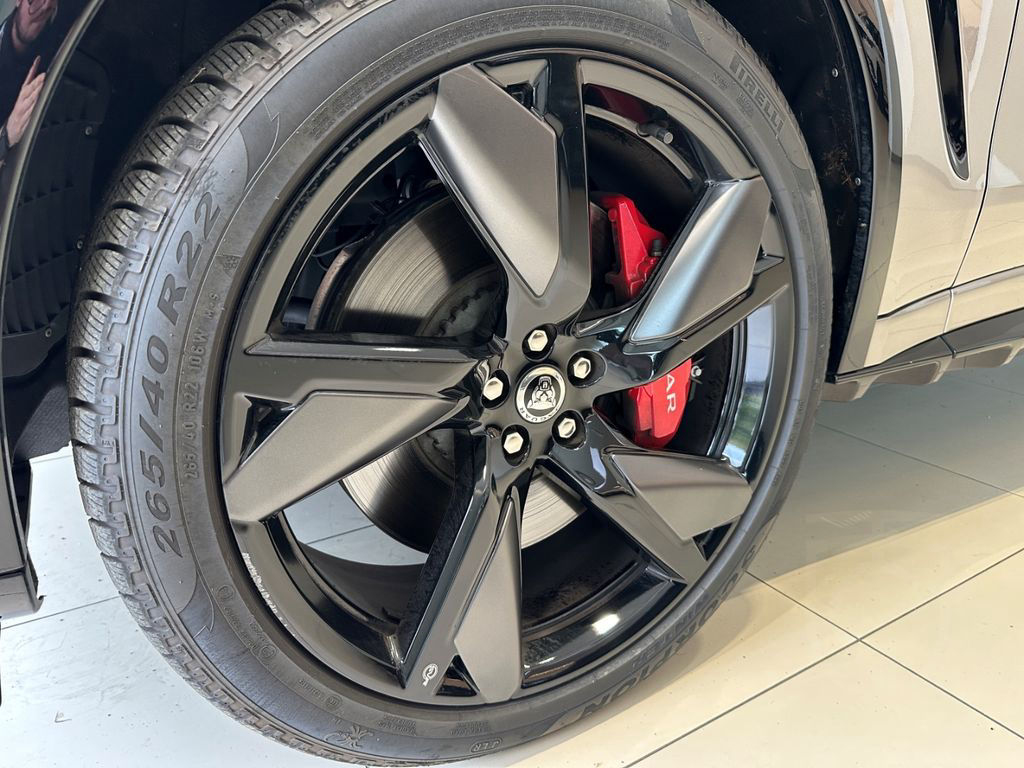Jaguar F-Pace P550 SVR AHK 22''LM PANODACH HEAD-UP ACC