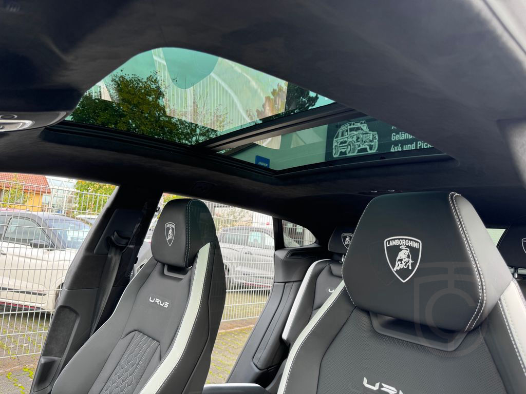 Lamborghini Urus S"Viola Mithras-Nero Ade / Akrapovic