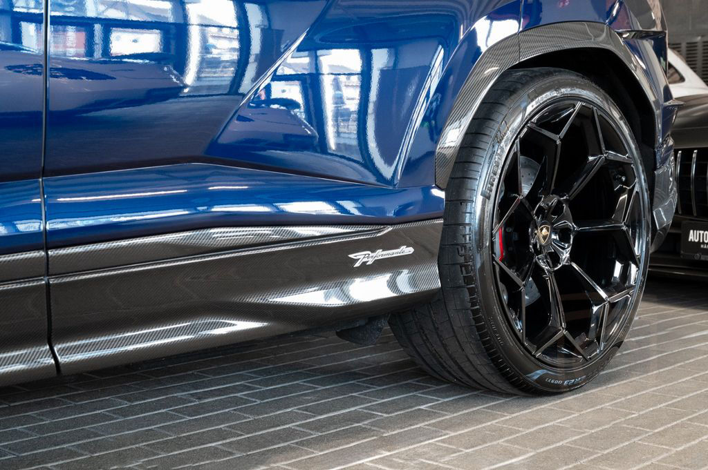 Lamborghini Urus Performante|FULL CARBON|AKRAPOVIC|B&O|VOLL