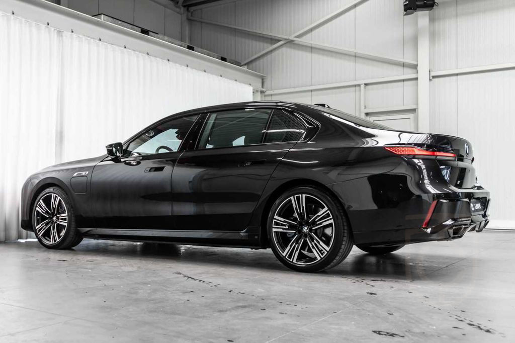 BMW M760 e xDrive M Sport Rear Seat Entertainment Ma