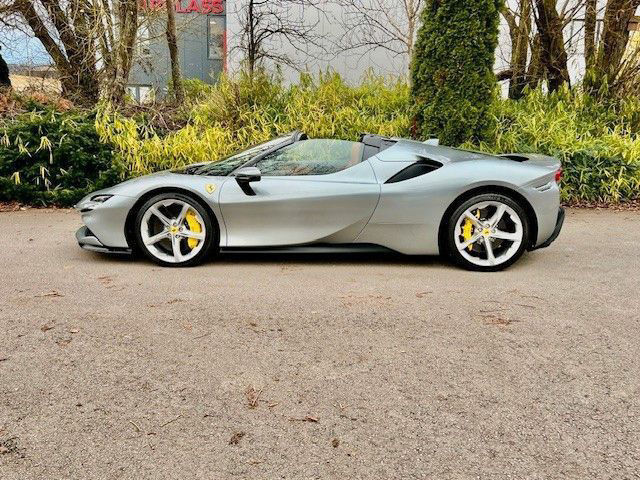 Ferrari SF90 Spider JBL Lift Kamera Garantie -1Hand