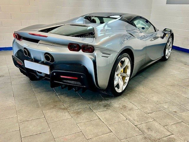 Ferrari SF90 Spider JBL Lift Kamera Garantie -1Hand