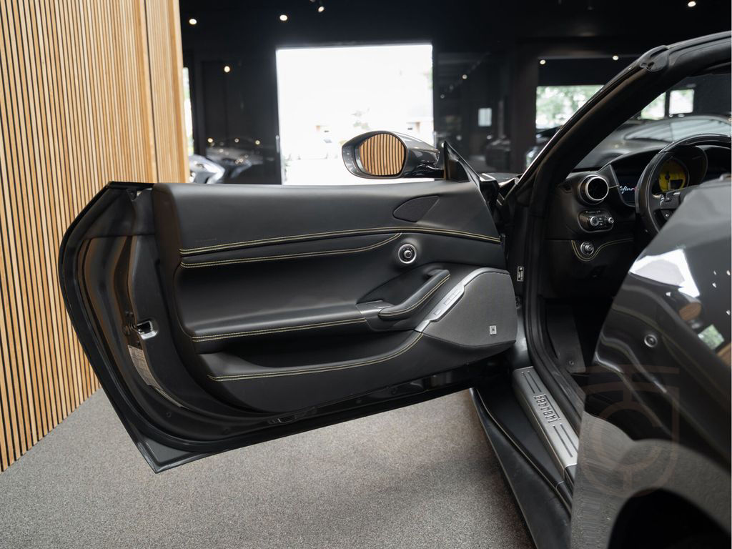 Ferrari Portofino M V8 HELE Carbon Daytona Seats 3.9 Por