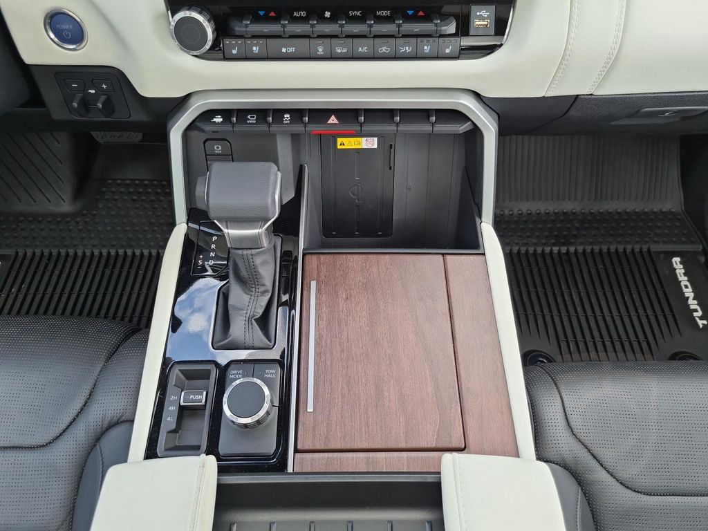 Toyota Tundra Capstone 4x4 Hybrid CrewMax - VOLL