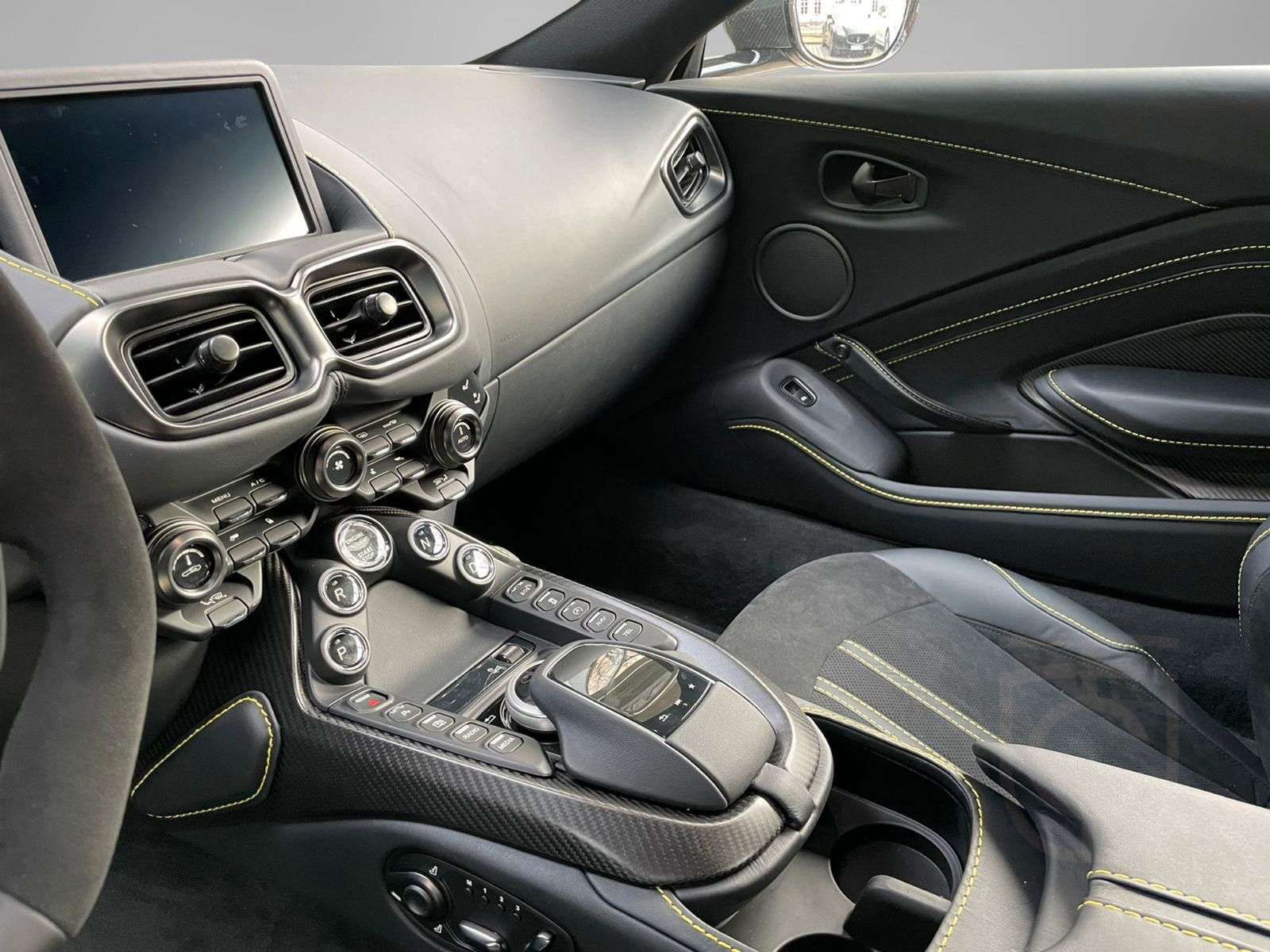 Aston Martin V8