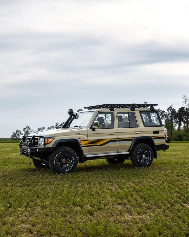 Toyota Land Cruiser GRJ76
