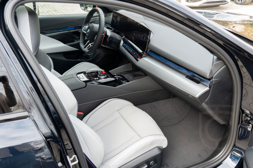 BMW M5 DR.ASS.PLUS.PANORAMA.B&W.360°.AHK.NEU MODELL