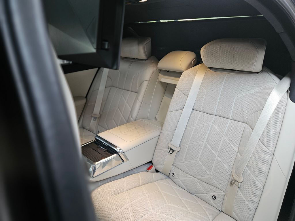 BMW M760e xDrive/Sky L./Crystal Lights/B&W Diamond