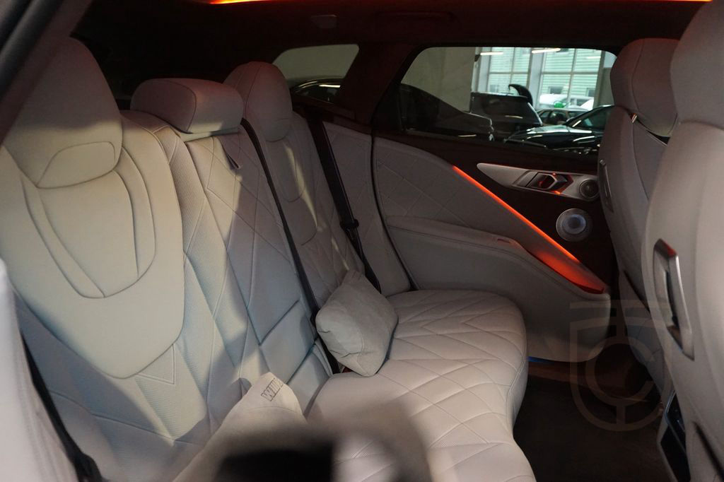 BMW XM/HUD/KEYLESS/BOW&WILK/PANO/360 KAMERA/MASSAGE