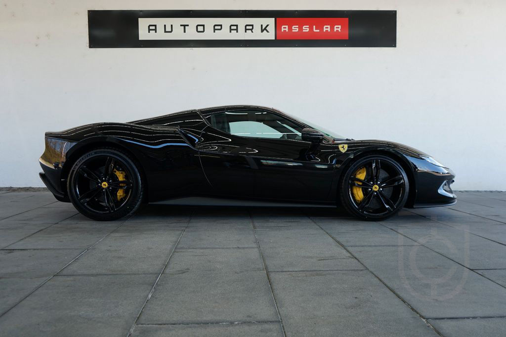 Ferrari 296 GTS BLACK*LIFT*CARBON+Corsa Racing Seats*NEW