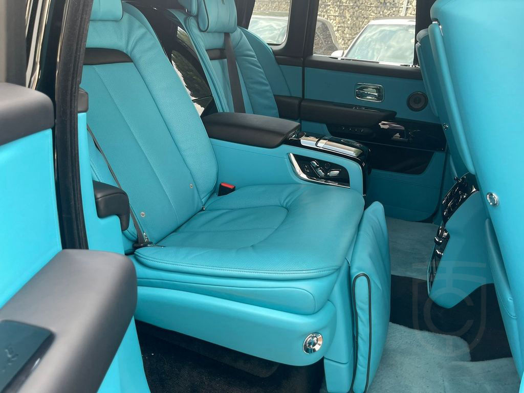 Rolls-Royce Cullinan Bespoke HUD TV