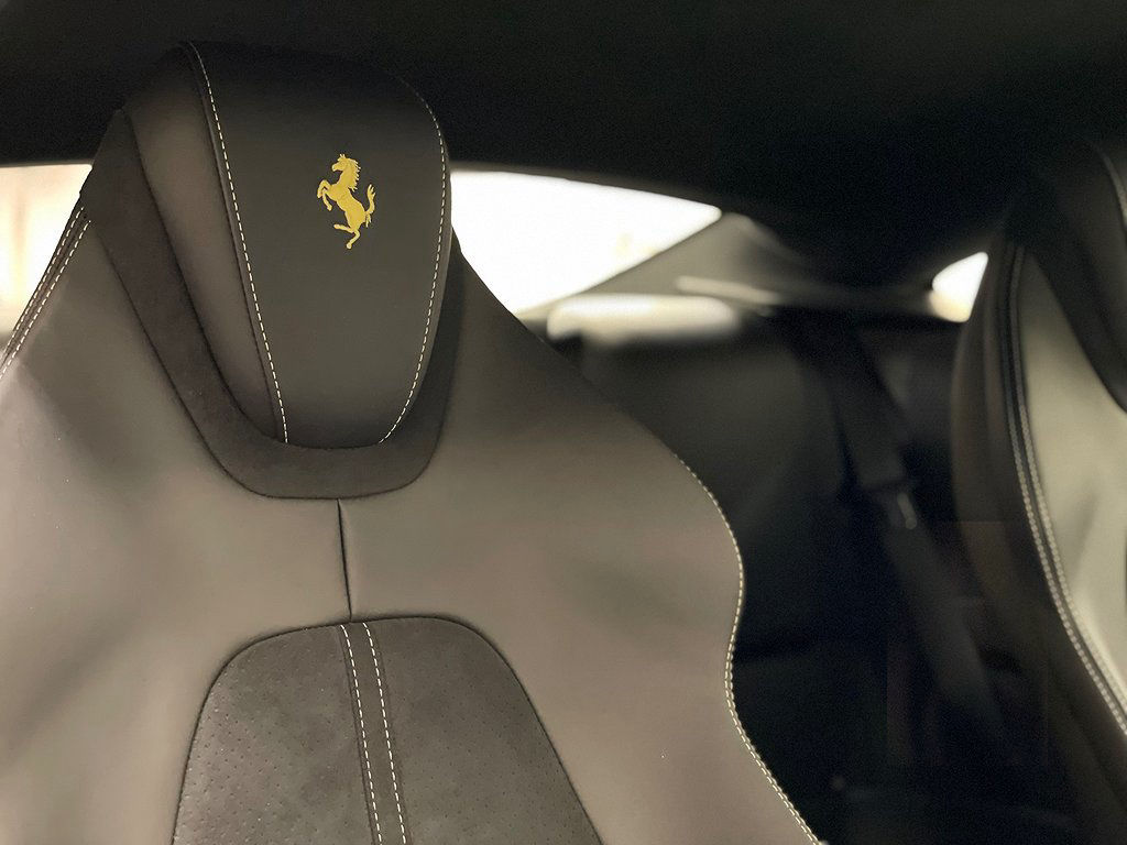 Ferrari Roma 3.9 V8 DCT 620hk 2021 Kolfiber Sv-såld MOMSBIL