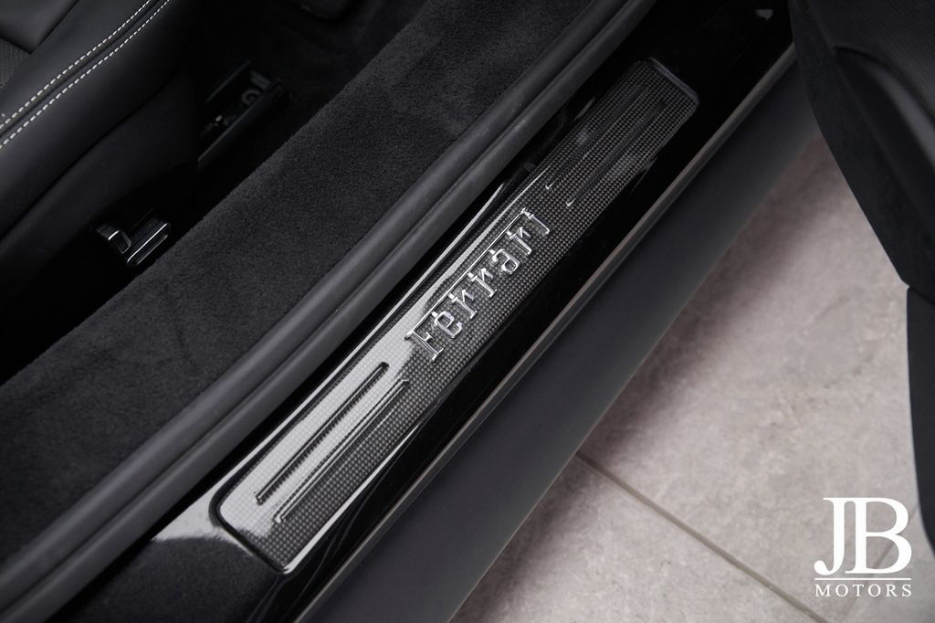 Ferrari 296 GTS Nero Daytona LIFT JBL CARBON SURROUND