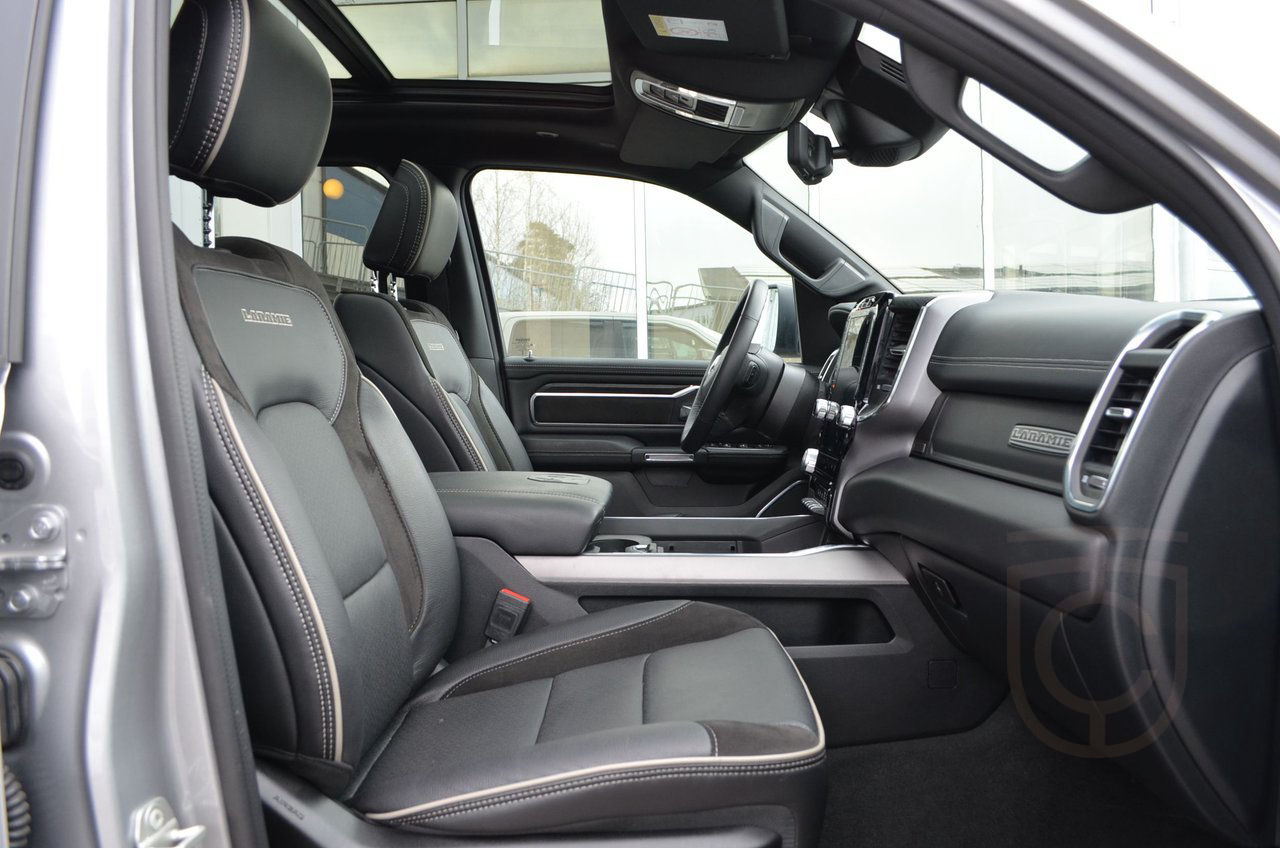 Dodge RAM 5.7 V8 HEMI AWD Laramie Black