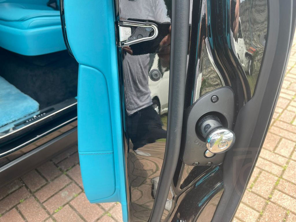 Rolls-Royce Cullinan Bespoke HUD TV