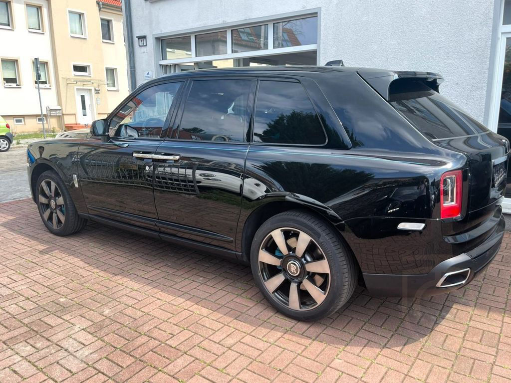 Rolls-Royce Cullinan Bespoke HUD TV