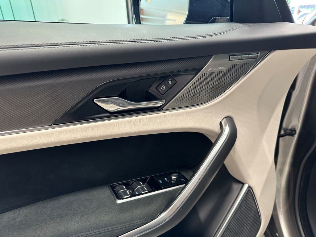 Jaguar F-Pace P550 SVR AHK 22''LM PANODACH HEAD-UP ACC