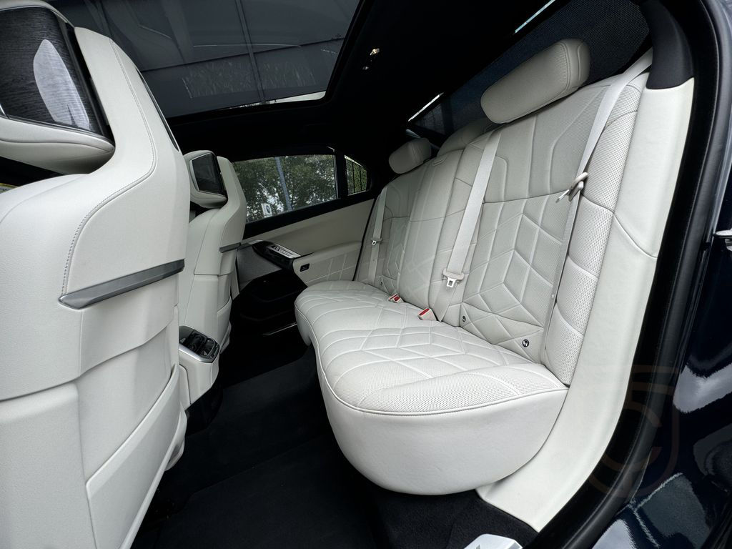 BMW M760e xDrive M Sport Massage Sitzlüft AHK DA-Pro