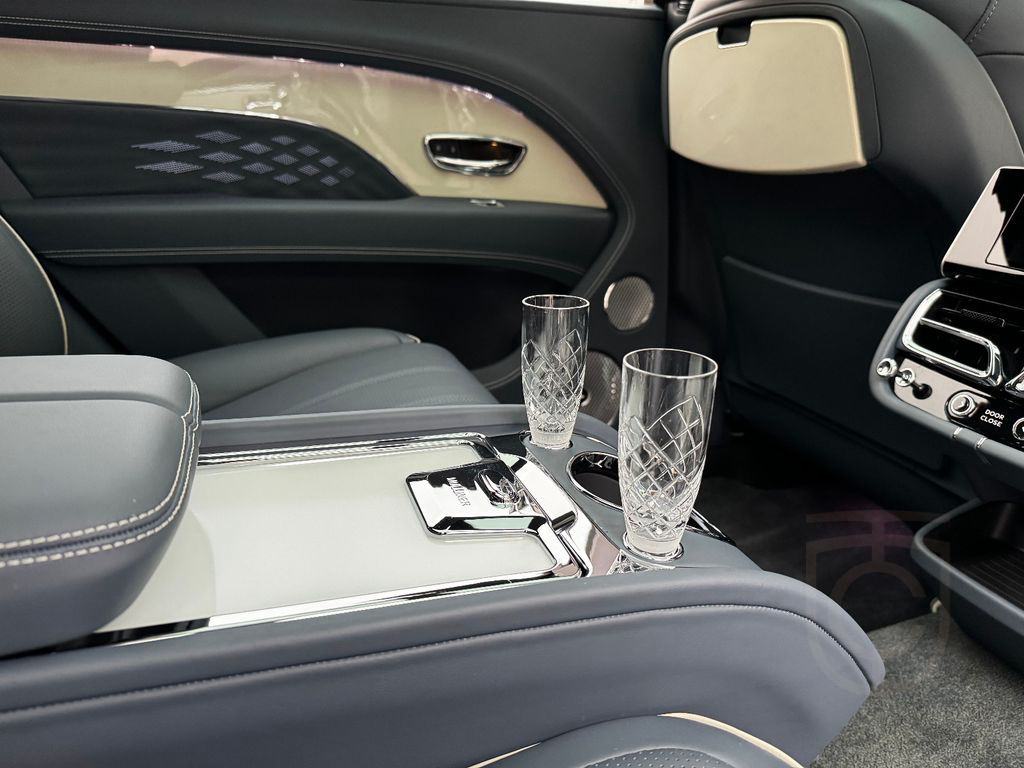 Bentley Bentayga V8 EWB Azure -NP: 356T€ -BENTLEY BERLIN