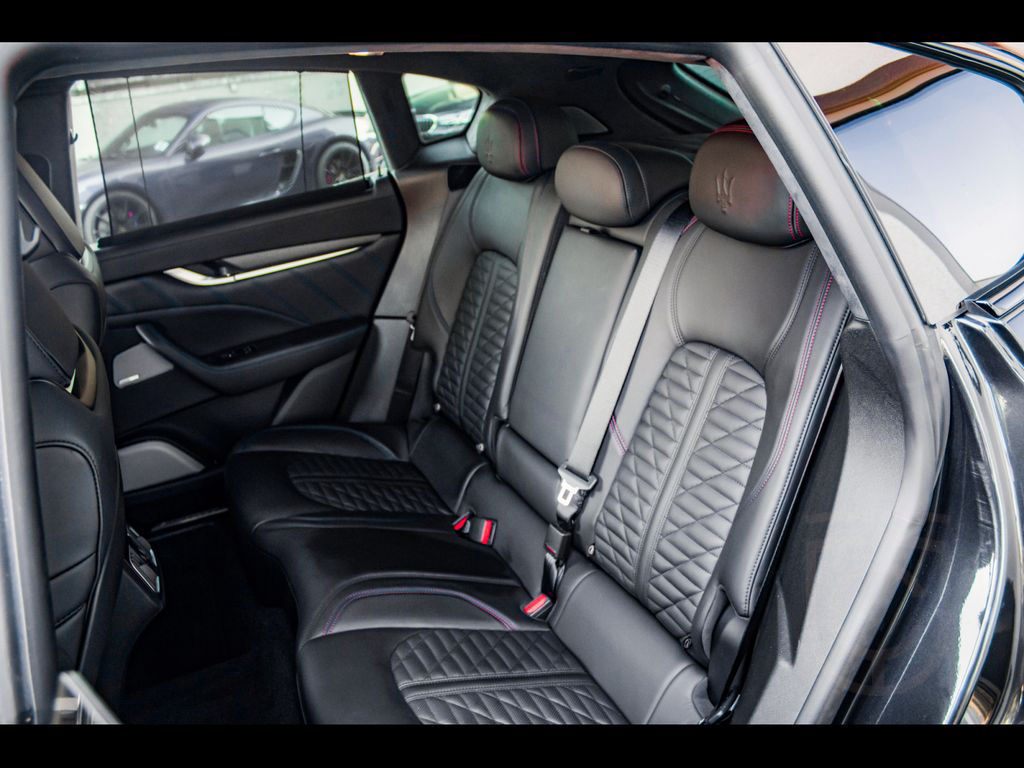 Maserati Levante V8 TROFEO°NERO ASSOLUTO°CARBON 2x°B&W