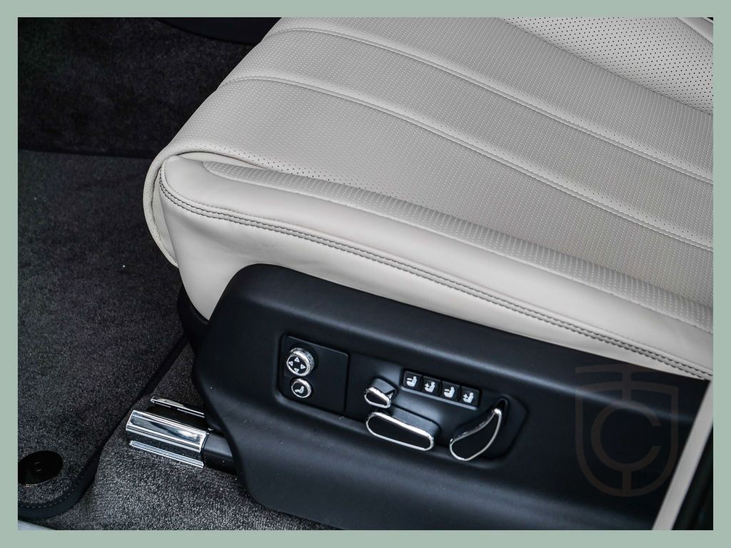 Bentley Bentayga V8 Azure // BENTLEY DÜSSELDOF