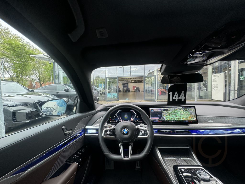 BMW 740d xDrive M Sport StandHzg PANO-SKY Autobahnas