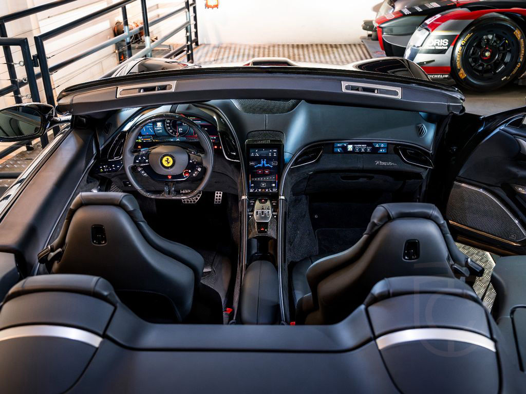 Ferrari Roma Spider 360° CARBON BEIFAHRERDISPLAY