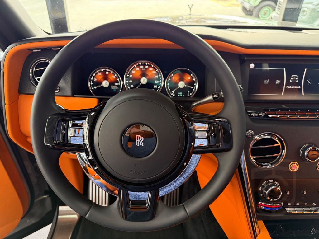 Rolls-Royce Cullinan- 4 seats- Bespoke- Starlight- Tables+TV