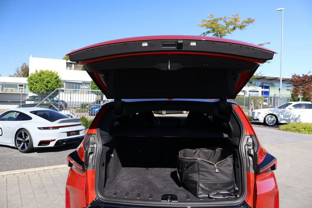 BMW XM "INDIVIDUAL" B&W-AHK-Massage-DriversP.-Iconic