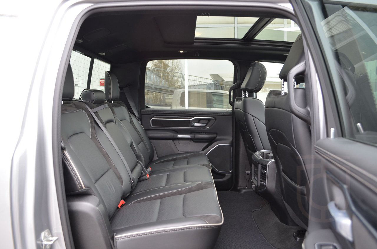 Dodge RAM 5.7 V8 HEMI AWD Laramie Black