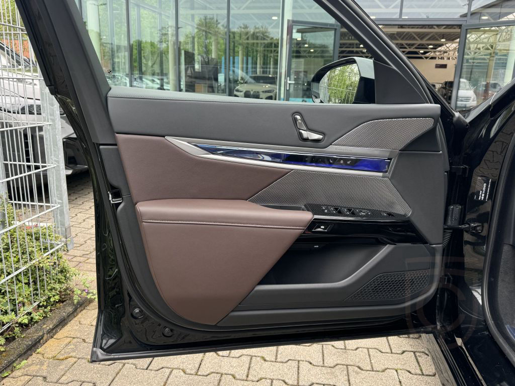 BMW 740d xDrive M Sport StandHzg PANO-SKY Autobahnas