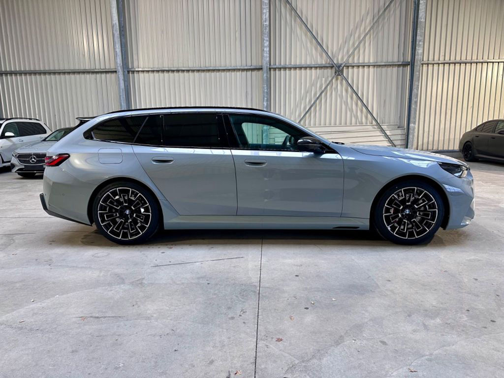 BMW M5 Plug-In Hybrid xDrive TOURING*PANO*AHK*CARBON