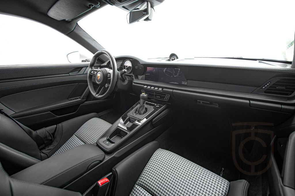 Porsche 992 GT3 Touring / 1520km / Houndstooth / VAT