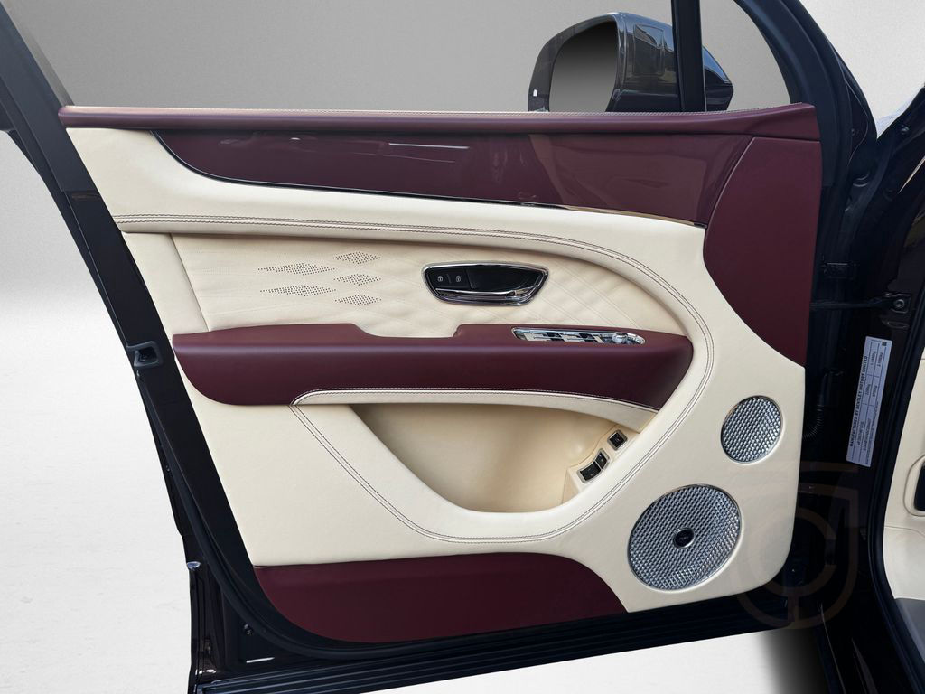 Bentley Bentayga AZURE V8 - MY25 - BENTLEY BERLIN -
