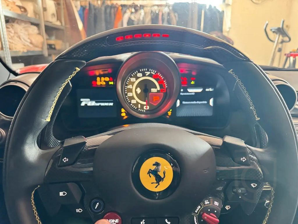 Ferrari F8 Spider Rosso Corsa~Sollevatore~Lift~360°~