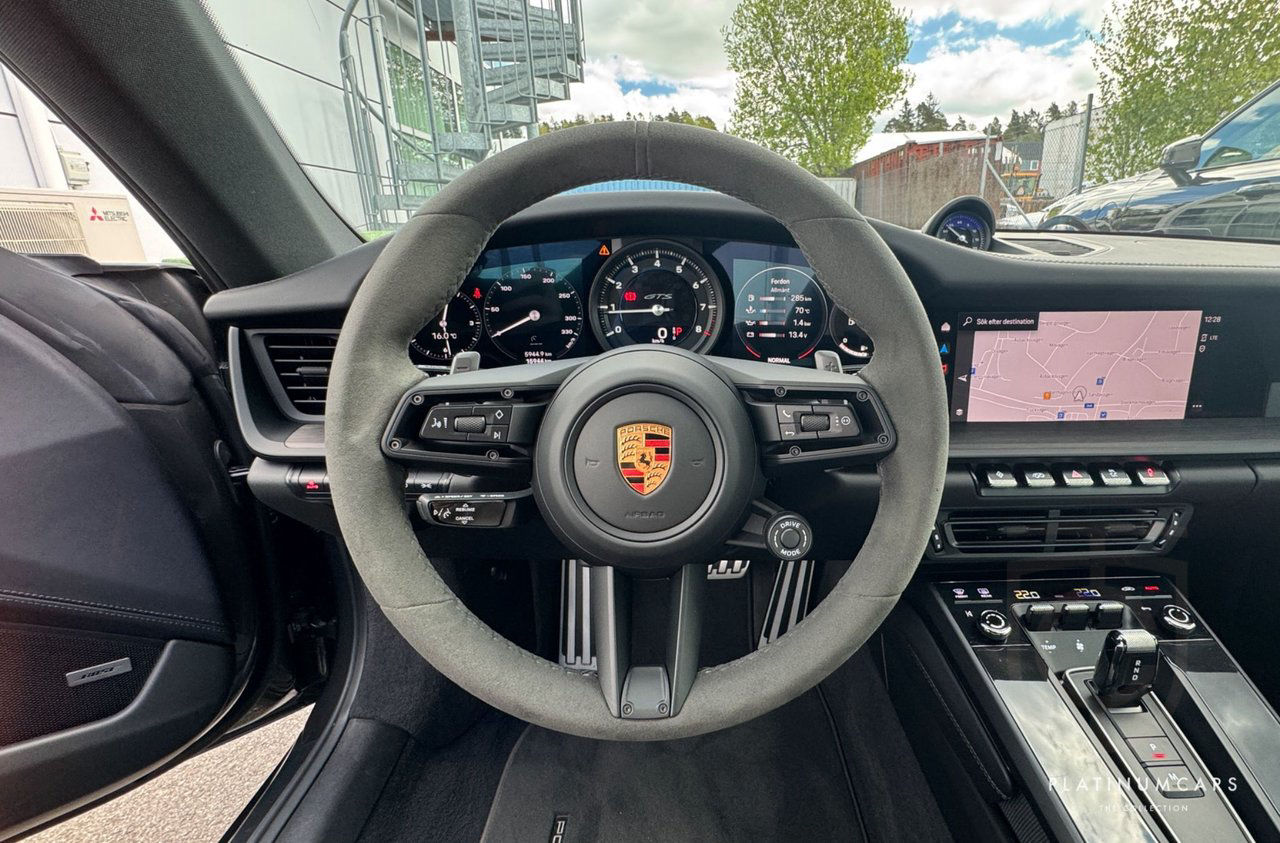 Porsche 911 992 Carrera 4 GTS