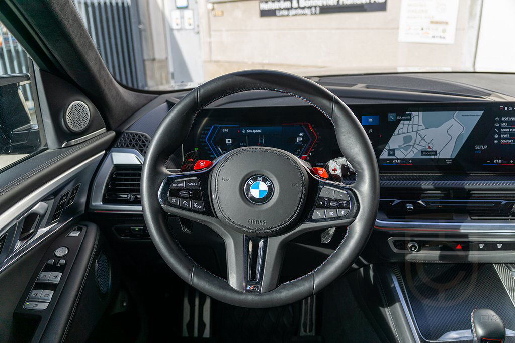 BMW XM 4.4 V8 M-Sport Diff, 23 tum, Comfort Pack, B&W