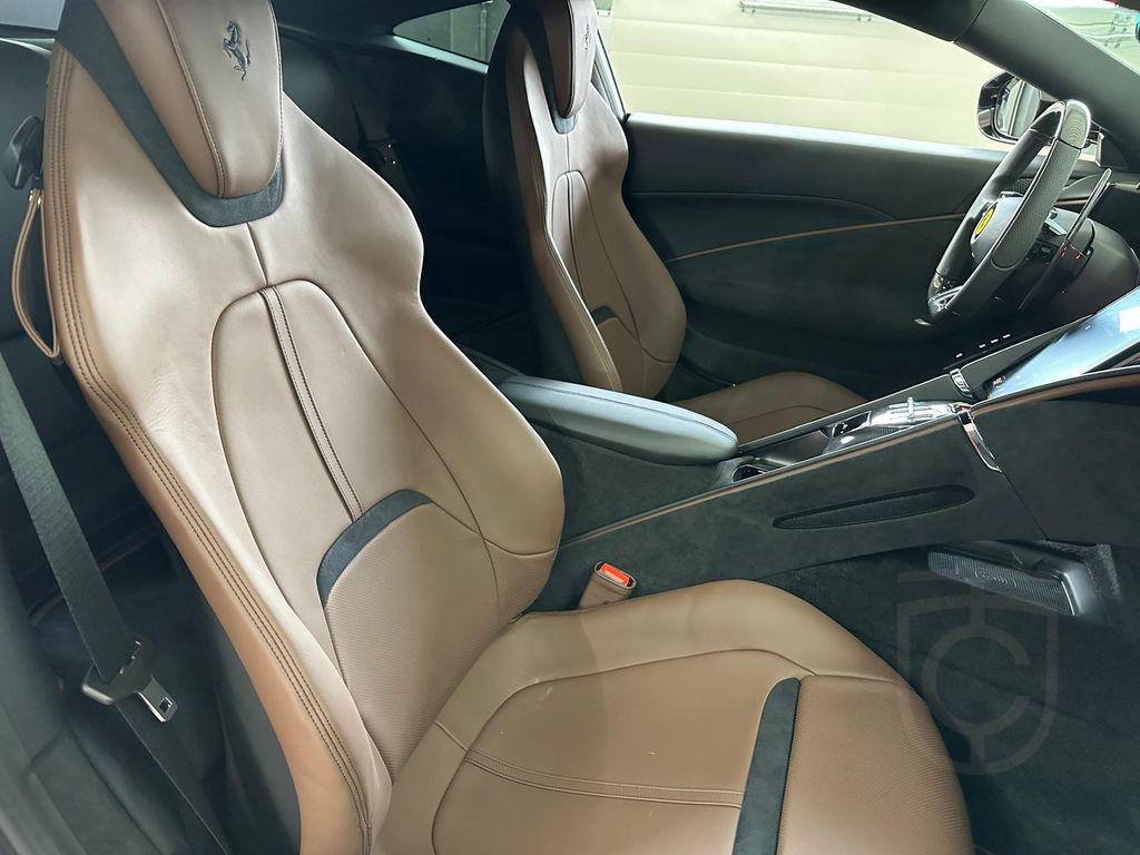 Ferrari Roma Lift + Carbon + Leder braun + LED