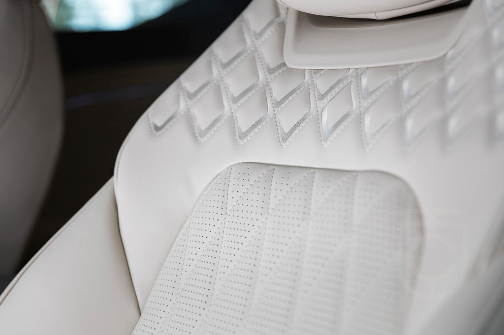 Bentley Continental GT Azure - Naim, Blackline spec.