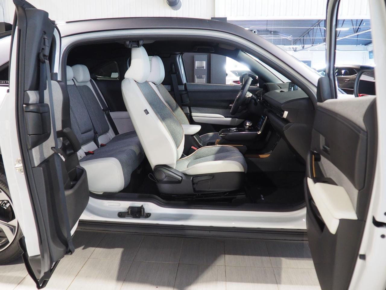 Mazda MX-30 First Edition e-SKYACTIV KAMPANJUTGÅVA 1.99% Rän