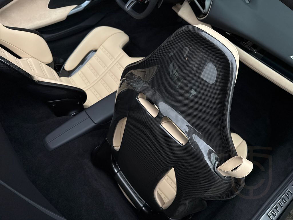 Ferrari 296 GTS 40.000€ an Optionals