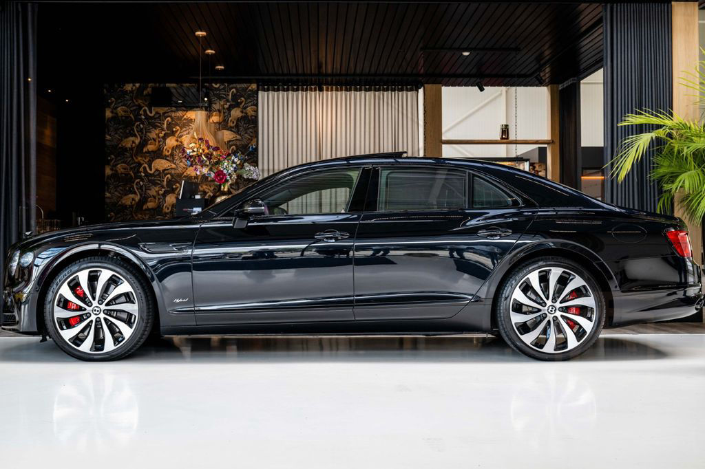 Bentley Flying Spur Hybrid | Blackline | Mood | Rotating