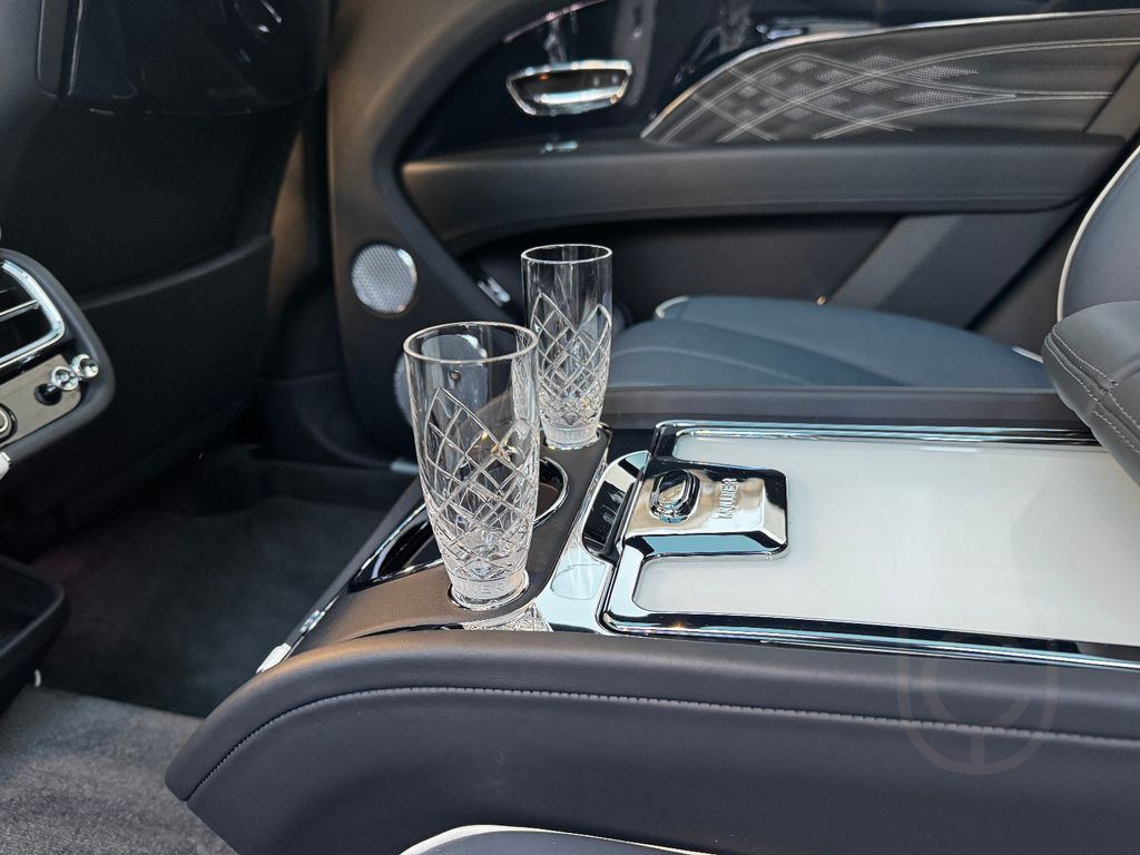 Bentley Bentayga V8 EWB MULLINER - MY24- BENTLEY BERLIN