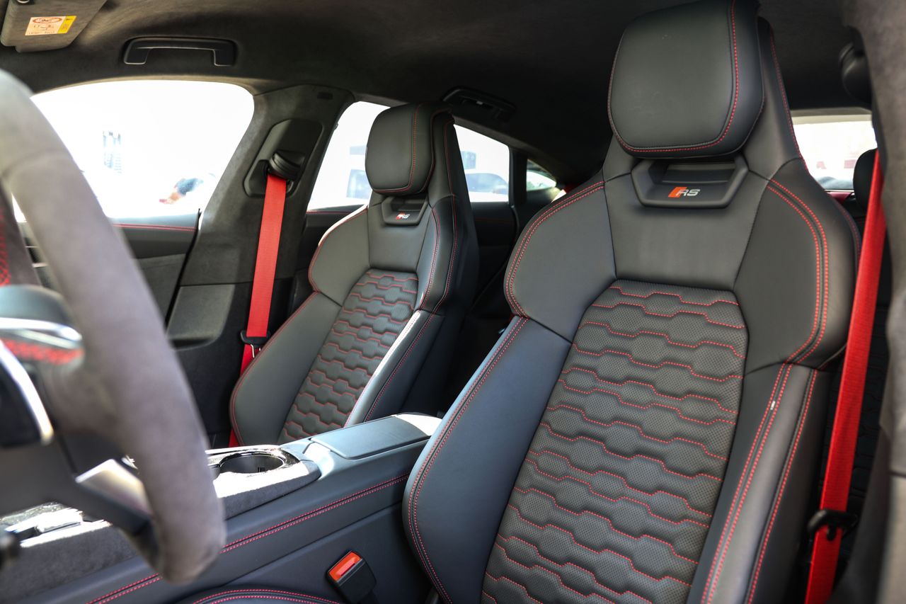 Audi RS e-tron GT/440kW/Masáž/HUD/Noční Vidění SKLADEM