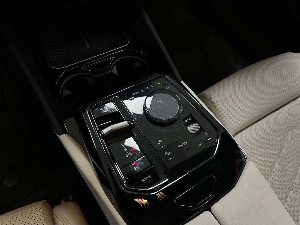 BMW 540 d xDrive M-Sport*HUD*PANO*B&W*KEYL*AHK*360°