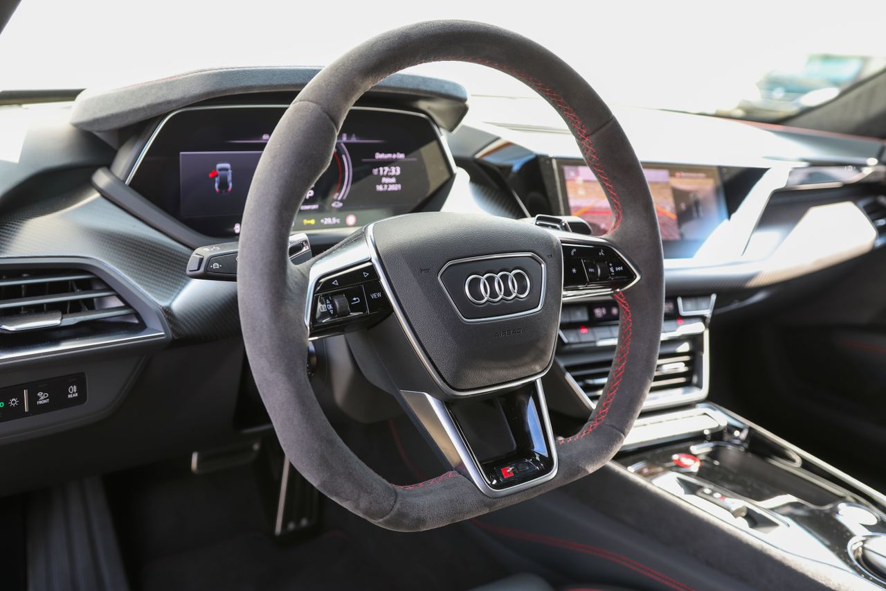 Audi RS e-tron GT/440kW/Masáž/HUD/Noční Vidění SKLADEM