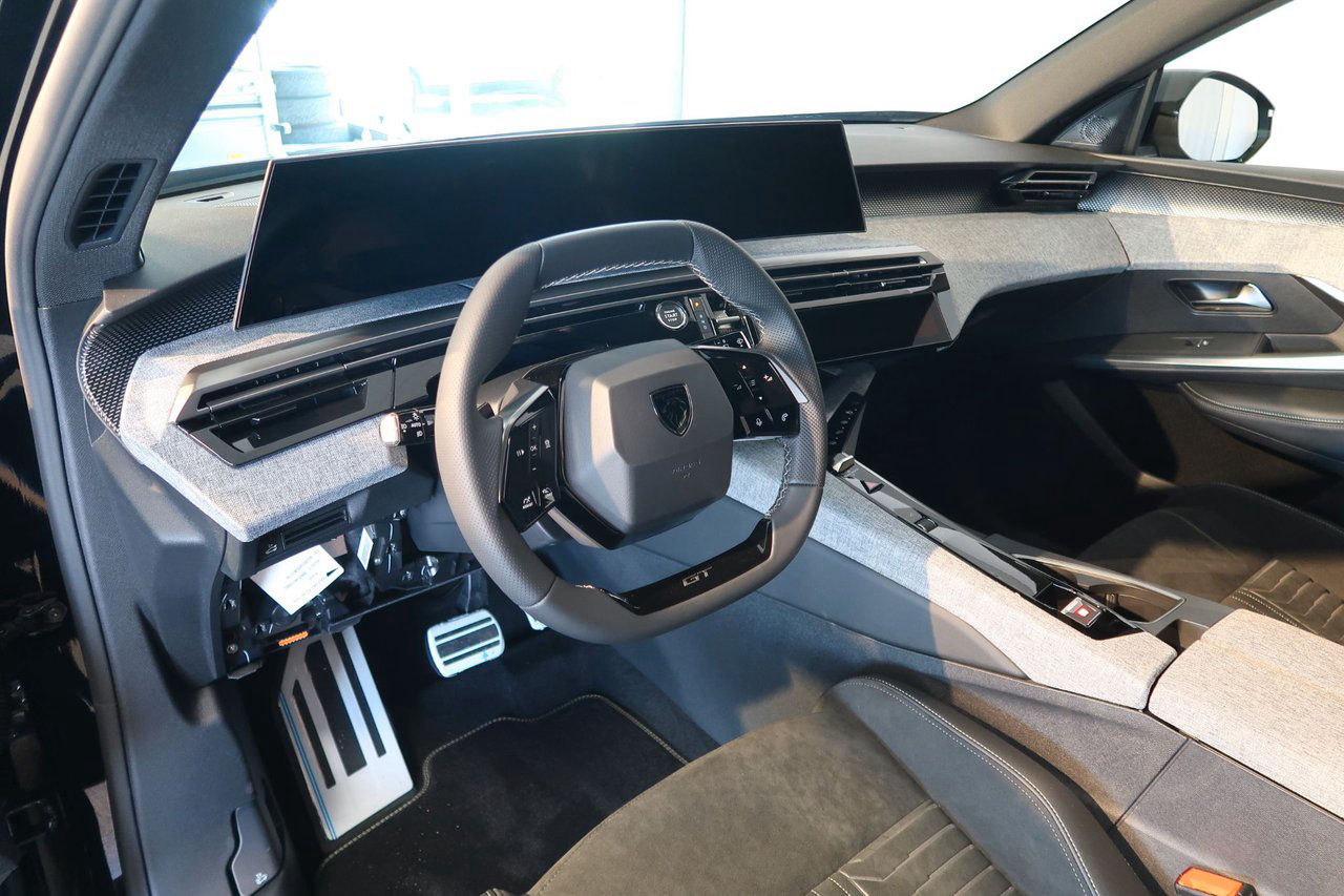 Peugeot 5008 GT Hybrid