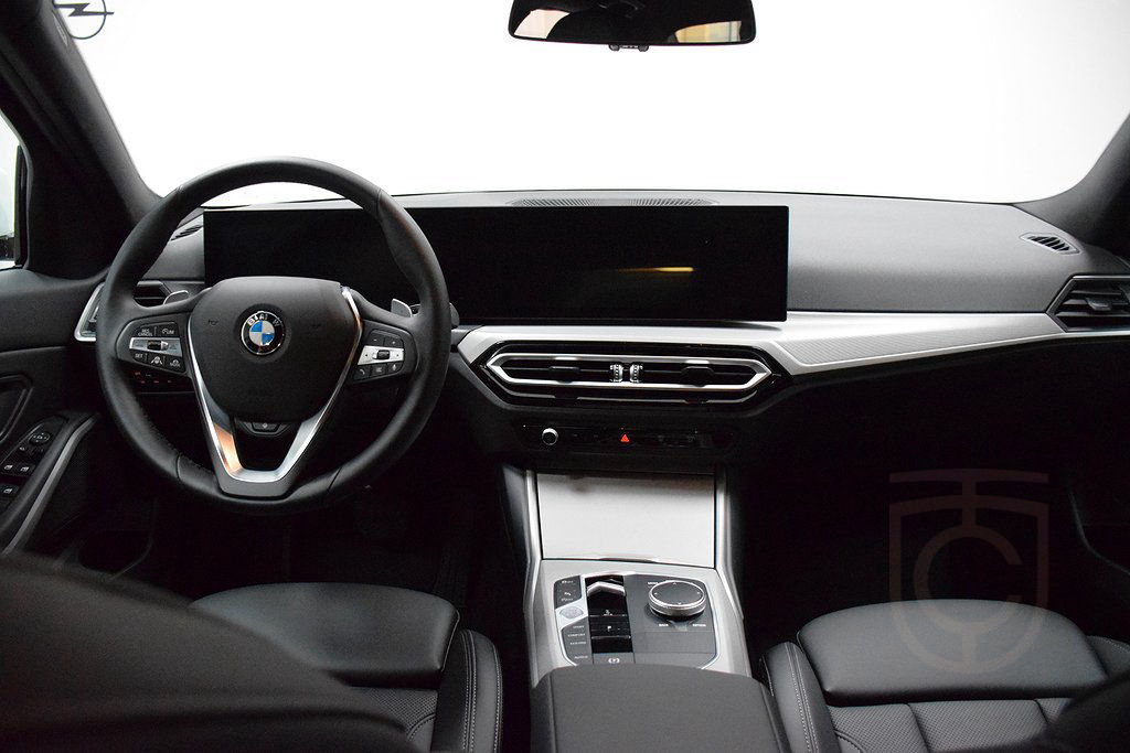 BMW 320i Sedan