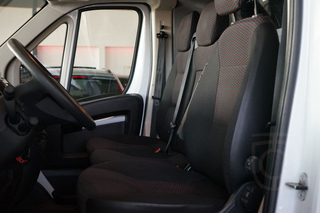 Peugeot Boxer Van 335 2.2 BlueHDi